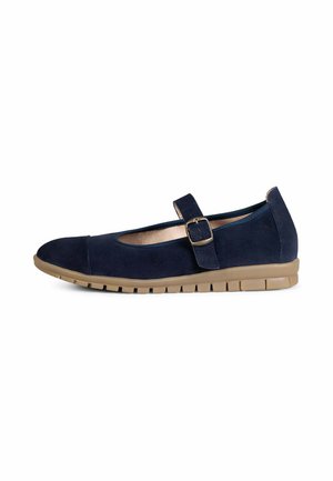 Zapato plano Mary Jane de ante azul marino con correa de hebilla y suela de goma flexible en color beige, visto de lado.