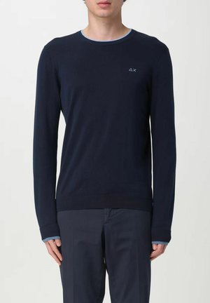 Maglione a maniche lunghe blu navy realizzato in tessuto morbido, con collo e polsini azzurri e un piccolo logo sul petto sinistro.