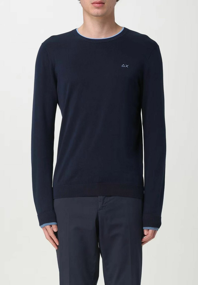 Maglione a maniche lunghe blu navy realizzato in tessuto morbido, con collo e polsini azzurri e un piccolo logo sul petto sinistro.