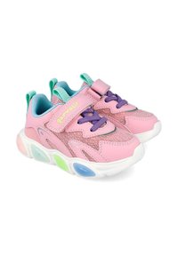 Zapatillas infantiles rosas con cordones morados, tiras de Velcro, forro interno azul claro y acentos multicolores en suelas blancas gruesas.
