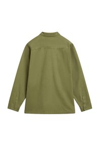 Camicia verde oliva a maniche lunghe con colletto. Presenta polsini a bottone e un orlo dritto. Tessuto liscio e dettagli di cucitura minimi.