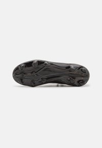 Schwarze Sport-Schuhsohle mit hervorstehenden Stollen, strukturierten Oberflächen und Mesh-Akzenten für Grip und Atmungsaktivität. Schlankes und ergonomisches Design.