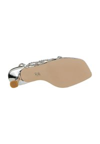 Sandal con tacco alto argento con un design a fasce, caratterizzato da una tomaia metallica liscia, suola beige e una piccola copertura in gomma sul tacco.