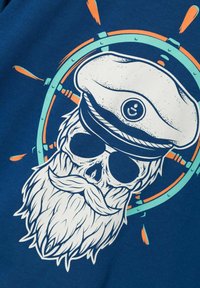 Sudadera azul marino con un gráfico de una calavera con barba, que lleva un gorro de capitán, rodeada de un timón náutico y flechas.