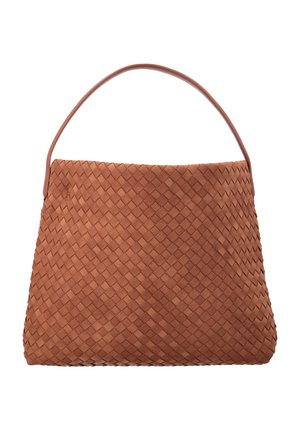 Brun flettet lædertaske med en enkelt rem, trapezformet og blød tekstur, sat mod en hvid baggrund.