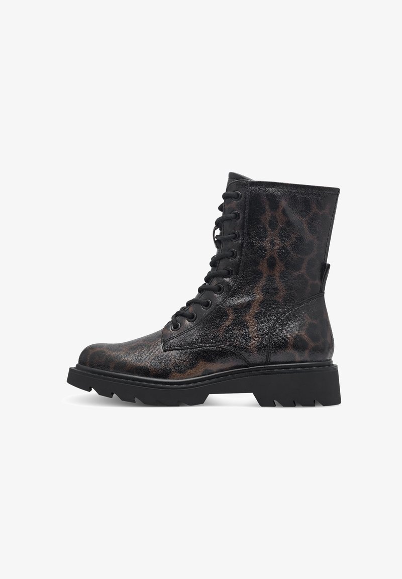 Botte de combat noire à lacets avec semelle épaisse et motif léopard brun foncé subtil sur le cuir supérieur.