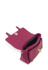 Magenta leren handtas met een gestructureerde afwerking, voorzien van een bovenflap met gouden hardware en ritscompartimenten aan de binnenkant.