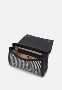 Borsa nera con un motivo a scacchi intrecciato, hardware dorato e una tasca interna con zip. Chiusura a patta magnetica. Foderata all'interno.
