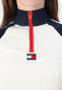 Tommy Jeans COLOR BLOCK  - Striktrøje - ancient white/multi