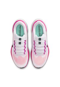 Białe buty do biegania Nike z siateczki, z różowymi akcentami. Posiadają fioletowe sznurówki, wyściełany kołnierz oraz turkusową wkładkę z logo na języku.