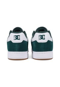 Zelené semišové tenisky s bielymi detailmi, so vypolstrovaným golierom, textúrovaným povrchom a gumovou podrážkou. Logo DC na päte.