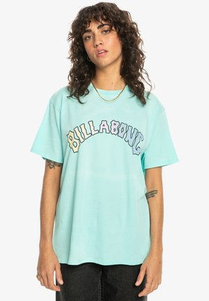 Lys teal oversized t-shirt lavet af blød bomuld, med et farverigt "BILLABONG" grafisk design i en buet form over brystet.