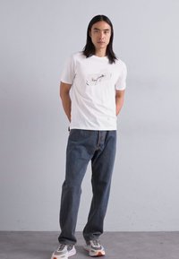 Paul Smith LABEL - Apdrukāts T-krekls - white