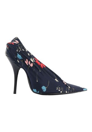Chaussure noire à talon haut pointue recouverte d'un tissu bleu foncé présentant des motifs floraux rouges, roses, bleus et blancs.