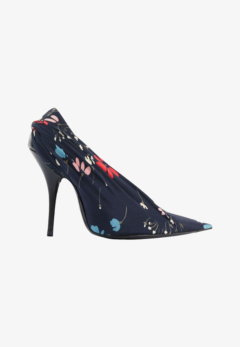 Chaussure noire à talon haut pointue recouverte d'un tissu bleu foncé présentant des motifs floraux rouges, roses, bleus et blancs.