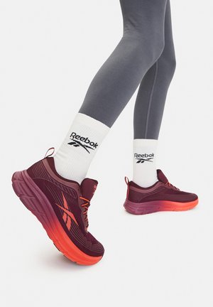 Buty sportowe Reebok w głębokim bordowym kolorze z pomarańczowym gradientem, z fakturowaną cholewką, elastyczną podeszwą, systemem sznurowania oraz logo z boku.