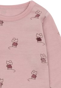 Rosa Babykleidung mit kleinen Cartoon-Mäusen, die im gesamten Stoff mit gemusterten Pullovern bedruckt sind.