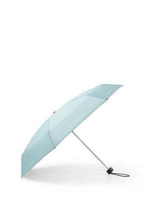 Jasnoniebieski kompaktowy parasol z metalową rączką i czarnym uchwytem, rozłożony na białym tle.