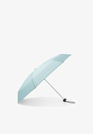 Jasnoniebieski kompaktowy parasol z metalową rączką i czarnym uchwytem, rozłożony na białym tle.