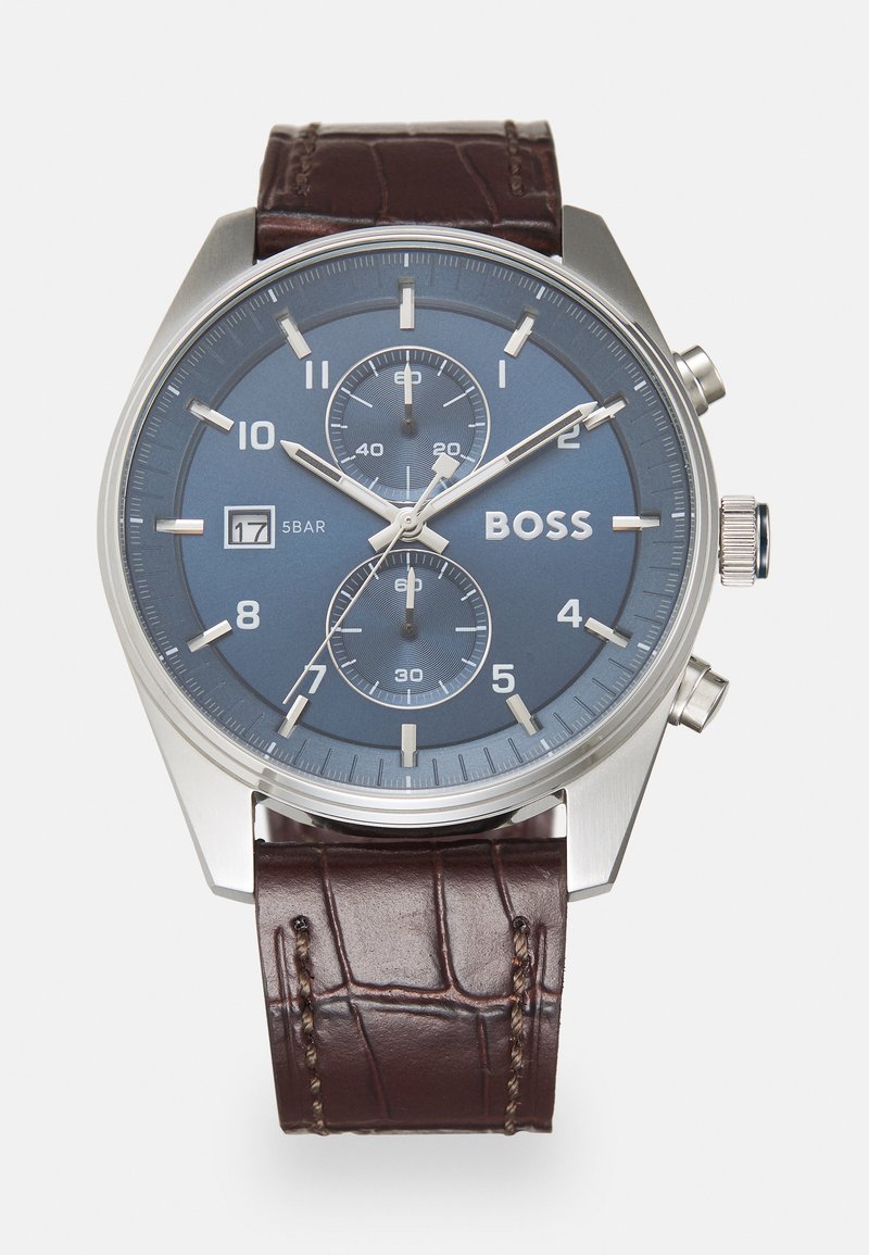Montre avec bracelet en cuir marron, cadran bleu, lunette en argent, fonctionnalités chronographe, affichage de la date et grands index horaires. Modèle : BOSS.