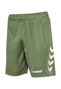 Zielone spodenki sportowe wykonane z gładkiego, lekkiego materiału. Posiadają białe wzory w kształcie chevronu po bokach oraz markowe logo "hummel". Elastyczny pas.