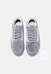 Grå lærreds-sneakers med farverigt vævet mønster, ruskind på snudestriben og grå snørebånd. Inkluderer et ekstra hvidt snørebånd.