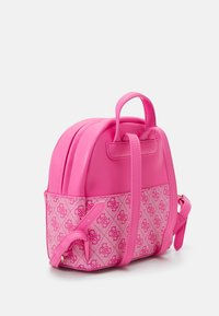 Guess Dnevni ruksak - scared pink