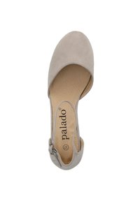 Zapato plano de ante gris con puntera abierta y correa en el tobillo. Presenta una plantilla texturizada y una ligera curva en el borde superior. Logo de la marca visible.