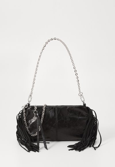 Zwarte nepleren tas met metalen kettinghandgreep, voorzien van lange franjes aan de zijkanten en een kleine kwastaccent. Soepele, glanzende textuur.
