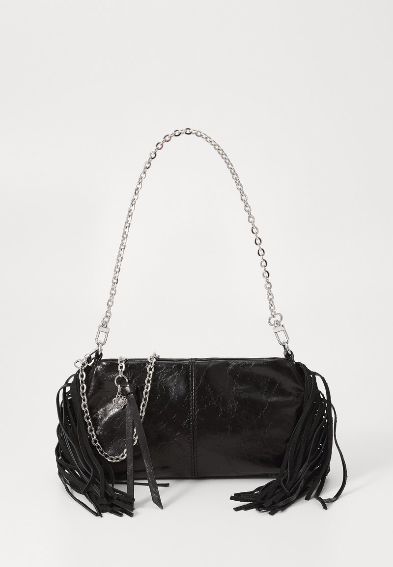 Borsa nera in pelle sintetica con manico in catena metallica, caratterizzata da lunghe frange ai lati e un piccolo dettaglio con un pon-pon. Texture liscia e lucida.