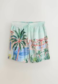 Shorts bleu clair à taille élastique avec cordon blanc, présentant un imprimé tropical coloré de palmiers, d'eau et de bâtiments côtiers.