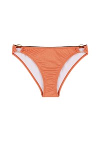 Bas de bikini orange avec une texture brillante, présentant des côtés froncés, des accents dorés et une doublure blanche contrastante.