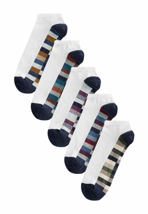 Fem par hvide ankelstrømper med marineblå tæer og hæle, hver med et forskelligt flerfarvet stribet mønster på siderne.