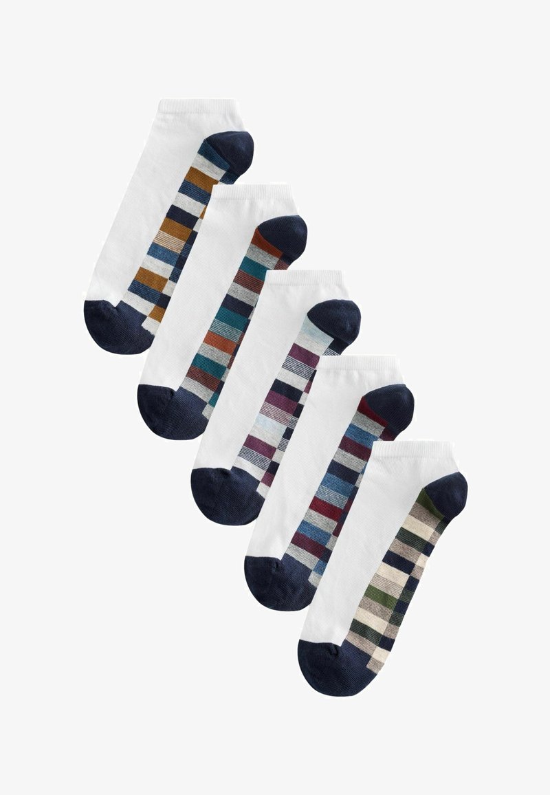 Cinq paires de chaussettes blanches courtes avec des orteils et talons bleu marine, chacune présentant un motif rayé multicolore différent sur les côtés.