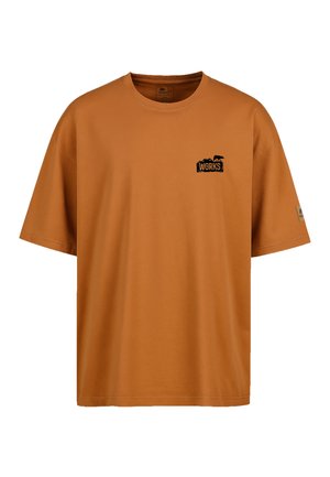 T-shirt à manches courtes en coton terracotta, avec un logo noir "WORKS" sur la poitrine gauche et un petit logo sur la manche gauche.