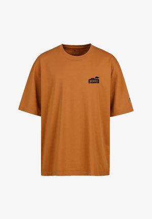 Kurzarm-T-Shirt aus Terrakotta-Baumwolle mit einem schwarzen "WORKS"-Logo auf der linken Brust und einem kleinen Logo auf dem linken Ärmel.