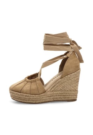 Espadrille de cuña de ante color beige con puntera cerrada, suela trenzada de yute y lazos que se atan alrededor del tobillo.