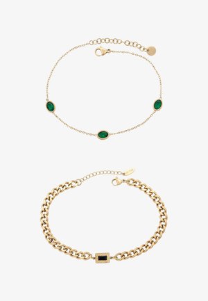 Twee armbanden van gouden kettingen, één met drie groene ovale edelstenen, de andere met een rechthoekige zwarte steen aan een flinke ketting.