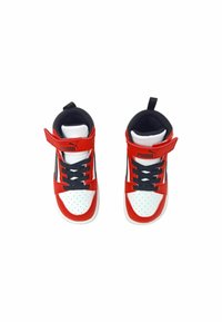 Røde og hvide højskårne sneakers med sorte snørebånd, prydet med en velcro-strop, perforeret tå og kontrasterende sidepaneler. Brandlogo synligt.