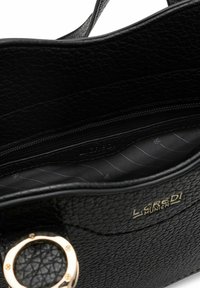 Schwarze strukturierte Lederhandtasche mit goldfarbenen Beschlägen, ausgestattet mit einem Reißverschluss-Innenfach und Markendetails. Der Innenstoff hat ein gestreiftes Muster.