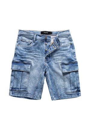 Denim-Cargo-Shorts in Hellblau. Zu den Merkmalen gehören mehrere Seitentaschen, ein Knopfverschluss und ein ausgewaschenes Texturmuster.