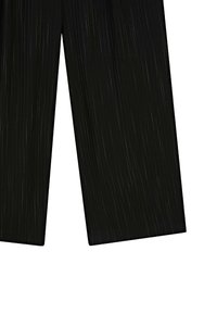 Svarta vidbenade byxor i texturerad tyg, med vertikala ränder och en slät yta. Kompletterar en minimalistisk design.