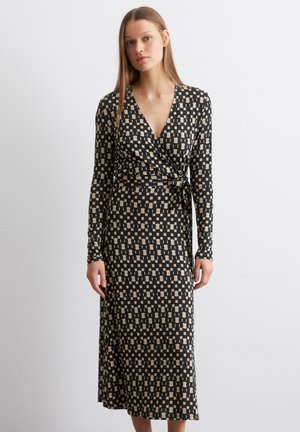Zwart lange mouwen wikkeljurk met een beige abstract vierkant patroon, voorzien van een v-hals en een gestrikt taille detail. Gemaakt van rekbaar materiaal.