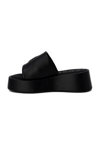 Sandalo con zeppa nera in piattaforma, con una parte superiore sintetica liscia, un taglio arrotondato sulla punta e una suola spessa per un'altezza maggiore. Design minimalista.