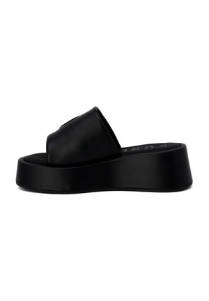 Sandalo con zeppa nera in piattaforma, con una parte superiore sintetica liscia, un taglio arrotondato sulla punta e una suola spessa per un'altezza maggiore. Design minimalista.