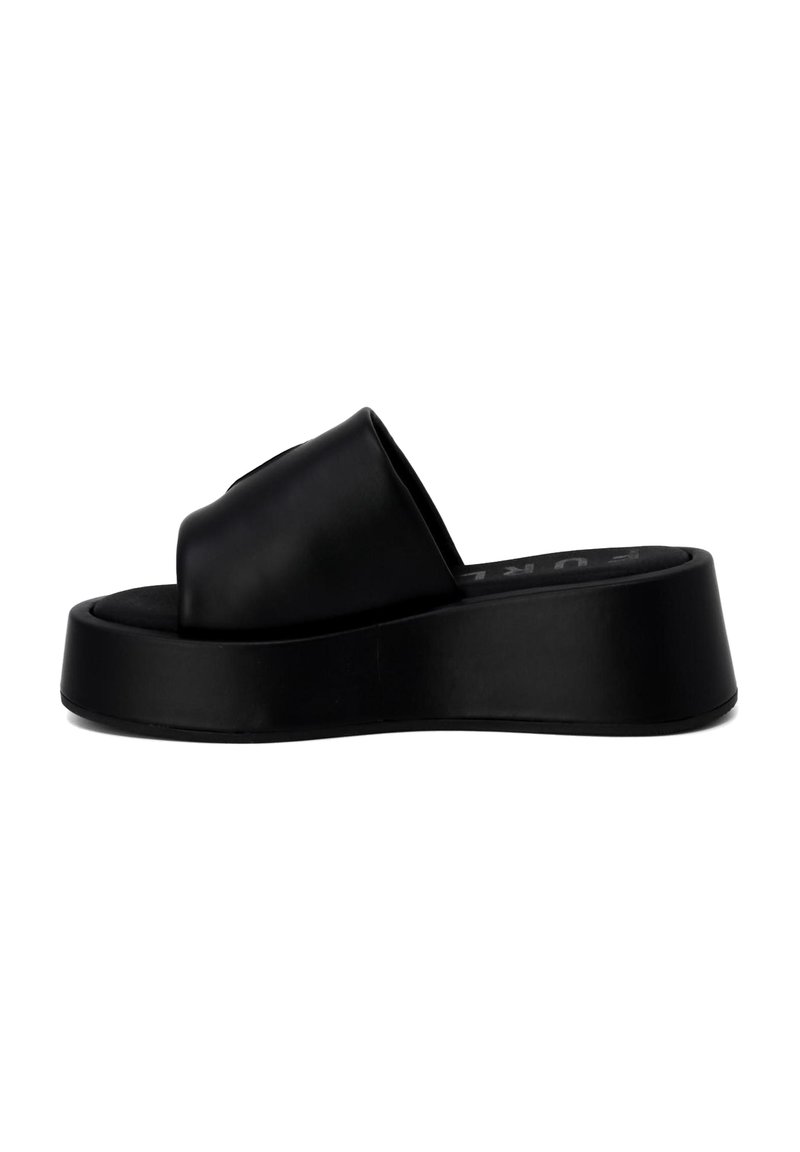 Sandalo con zeppa nera in piattaforma, con una parte superiore sintetica liscia, un taglio arrotondato sulla punta e una suola spessa per un'altezza maggiore. Design minimalista.