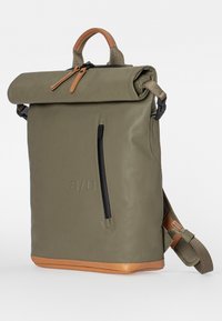Olivgrüner Rolltop-Rucksack mit einer Lederbasis und -akzenten, ausgestattet mit einer vorderen Zippertasche und einem verstellbaren gepolsterten Tragegurt für zusätzlichen Komfort.