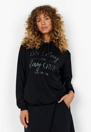 Un hoodie noir fabriqué à partir d'un tissu doux et texturé. Il dispose d'une poche avant, d'une capuche ajustable et d'un texte imprimé en gris contrastant.