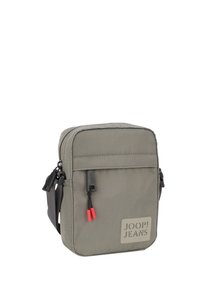 Borsa a tracolla grigia in tessuto con forma quadrata, chiusura con zip, dettagli rossi sui tiranti della zip e un'etichetta con logo sul frontale.
