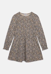 Långärmad klänning i knälängd med rund halsringning, prydd med ett tätt blommönster i blå, brun och beige nyanser på en ljus bakgrund.